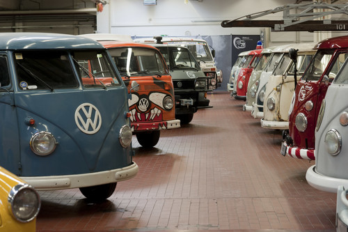 Volkswagen Nutzfahrzeuge bietet 31 historische Fahrzeuge der Bulli-Baureihen T1 bis T4 zum Mieten an.  