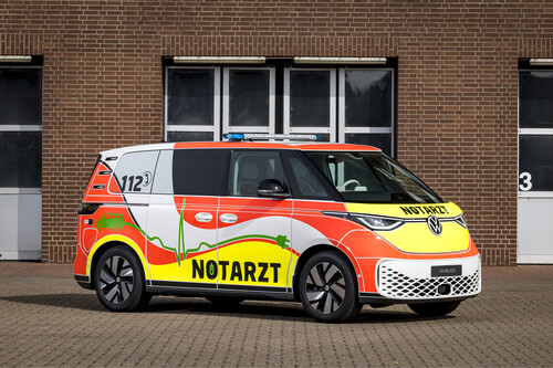 Volkswagen Nutzfahrzeuge zeigt auf der IAA Transportation 2022 unter anderem einen ID Buzz als Notarztwagen, den T7 Multivan als werksseitig bestellbares Großraum-Taxi und den Crafter als Pritschenwagen. 