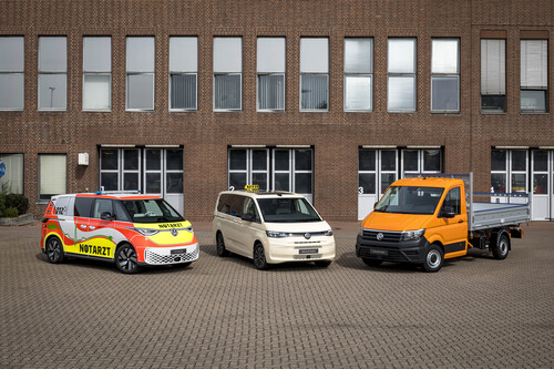 Volkswagen Nutzfahrzeuge zeigt auf der IAA Transportation 2022 unter anderem einen ID Buzz als Notarztwagen, den T7 Multivan als werksseitig bestellbares Großraum-Taxi und den Crafter als Pritschenwagen. 