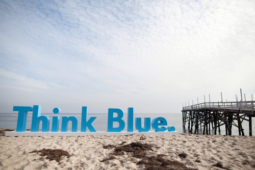 Volkswagen of America und kalifornische Surfrider Foundation sind neue „Think Blue.“-Partner für sauberes Wasser und müllfreie Strände.