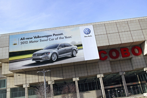 Volkswagen-Passat-Plakat vor der NAIAS.