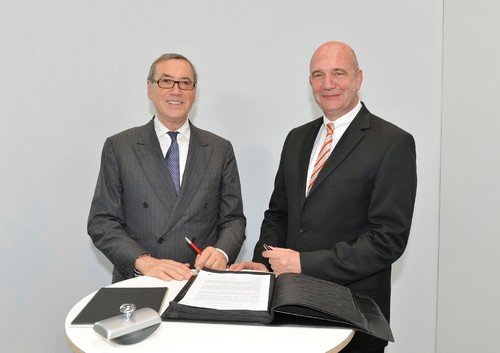 Volkswagen-Personalvorstand Dr. Horst Neumann (li.) und der Vorsitzende des Konzernbetriebsrats, Bernd Osterloh, unterzeichneten die Kooperationsvereinbarung zur HR-Akademie gestern in Ingolstadt.