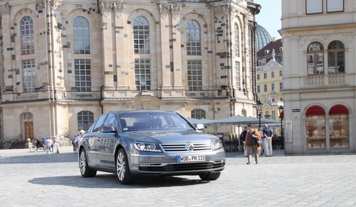 Volkswagen Phaeton: Das Auto aus Dresden vor der Dresdner Frauenkirche.