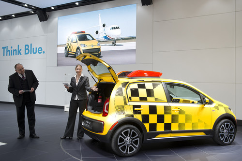 Volkswagen präsentiert auf der diesjährigen Hannover Messe den elektrisch angetrieben &quot;Follow Me&quot; Up als Flughafen-Lotsenfahrzeug.