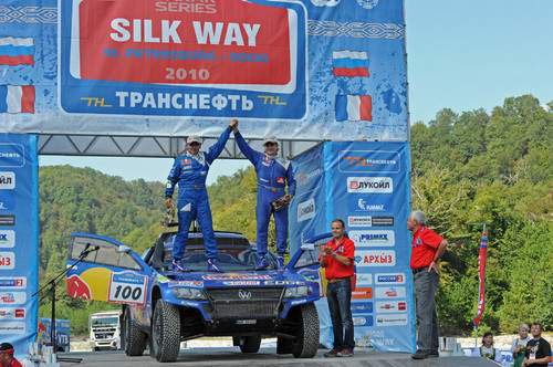 Volkswagen Race Touareg 3 bei der Silk-Way-Rallye: Carlos Sainz (rechts) und Lucas Cruz.