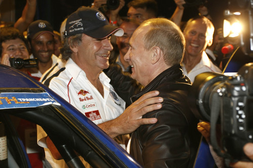 Volkswagen Race Touareg 3 bei der Silk-Way-Rallye: Der russische Ministerpräsident Wladimir Putin und der spätere Sieger Carlos Sainz.