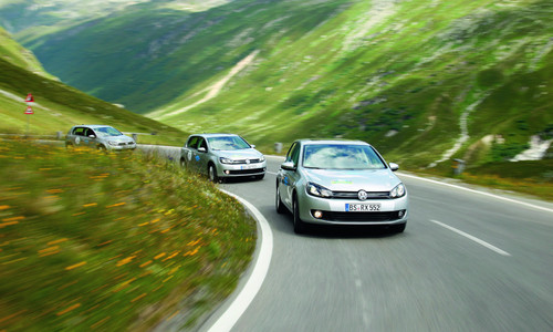 Volkswagen schickt Erprobungsmodelle des Golf Blue-e-Motion zur Silvretta E-Auto in die Berge.