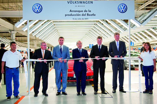 Volkswagen startet in Mexiko die Produktion des neuen Beetle.