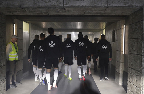 Volkswagen startet seine erste DFB-Werbekampagne mit der deutschen Fußball-Nationalmannschaft. 