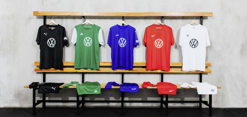 Volkswagen stattet Amateurvereine in ganz Deutschland mit Fußballtrikots aus. 