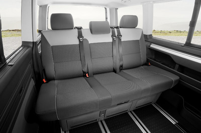 Volkswagen T5 Multivan Startline: Die hintere Sitzbank lässt sich verschieben und zu einer Liegefläche umklappen.