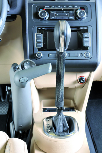 Volkswagen Touran ausgerüstet mit einem Handbediengerät für Gas und Bremse.