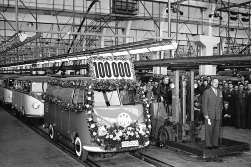 Volkswagen Transporter-Fertigung. 1954 rollt der 100 000ste Typ 2 in vom Band.