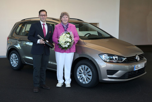 Volkswagen übergab im Kundencenter der Autostadt den ersten Golf Sportsvan an die Wolfsburgerin Gisela Landskron (links: Francesco Forte, Leiter Verkauf an Werksangehörige und Kundenmanagement Autostadt).