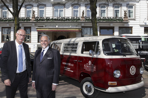 Volkswagen übergibt den ersten original restaurierten Bulli (von links): Andreas Meurer, Leiter Kommunikation Volkswagen Nutzfahrzeuge, und Roland Zadra, Vorstandsvorsitzender der Romantik Hotels und Restaurants AG.