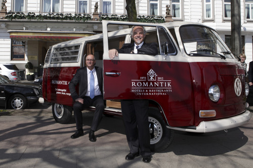 Volkswagen übergibt den ersten original restaurierten Bulli (von links): Andreas Meurer, Leiter Kommunikation Volkswagen Nutzfahrzeuge, und Roland Zadra, Vorstandsvorsitzender der Romantik Hotels und Restaurants AG.