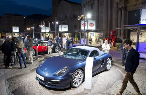 Volkswagen und Porsche präsentieren sich auf der Mille Miglia 2012.