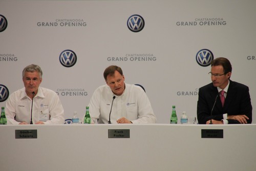 Volkswagen US-Werk in Chattanooga: Wolfgang Macht, Frank Fischer und Günther Scherelis bei der Pressekonferenz (von rechts).