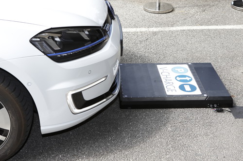 Volkswagen V-Charge: Automatisierte Fahrt auf die induktive Ladestation.