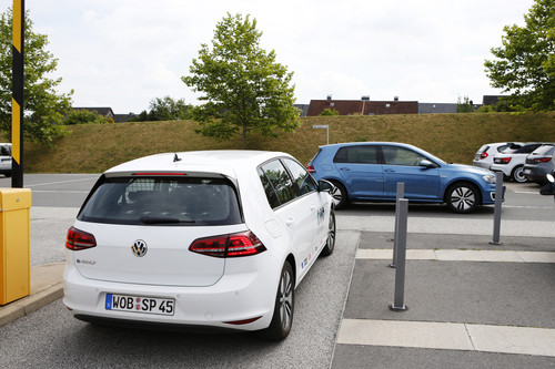 Volkswagen V-Charge: Einfahrt ohne Fahrer auf den Parkplatz.