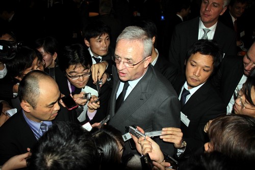 Volkswagen-Vorstandsvorsitzender Prof. Dr. Martin Winterkorn umlagert von japanischen Journalisten.