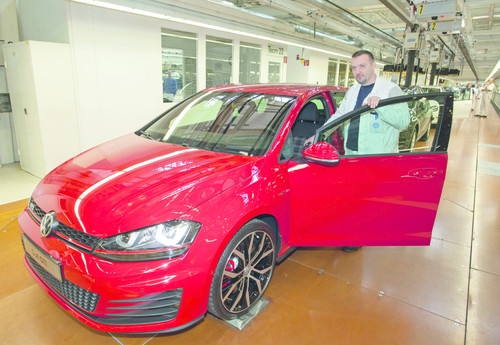 Volkswagen-Werk Wolfsburg startet Serienproduktion des neuen Golf GTI.