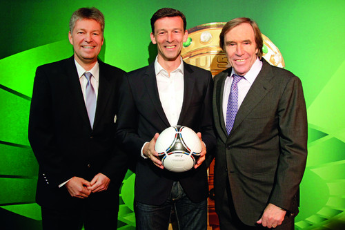 Volkswagen wird Partner des DFB-Pokals (von links): DFB-Marketingdirektor Denni Strich), VW-Vertriebs- und Marketingleister Werner Eichhorn und Günter Netzer, Executive Director Infront Sports &amp; Media.