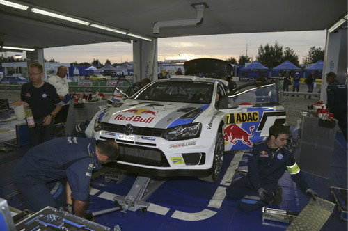 Volkswagen-WRC-Servicecrew bei der Arbeit.