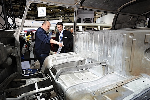 Volkswagen zeigt auf der Techno Classica eine Bulli-Restaurierung live.