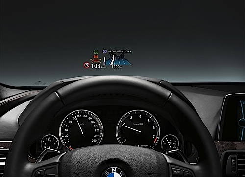 Vollfarbig und mit hoher Kontraststärke: so zeigt sich das Continental Head-up-Display im neuen BMW 3er.