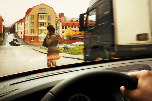 Volvo bietet die Fußgängererkennung mit automatischer Notbremsfunktion in mehreren Baureihen an.
