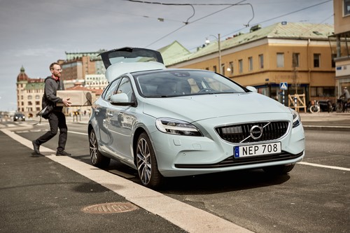 Volvo Cars und Start-up-Unternehmen urb-it liefern Pakete ins Auto.