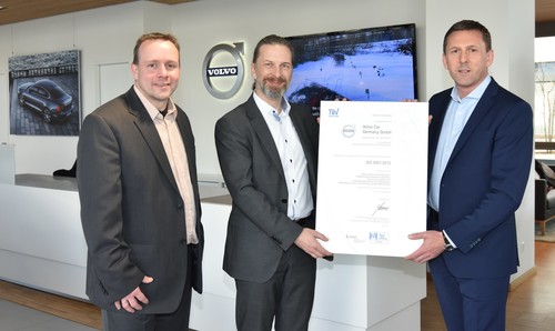 Volvo Deutschland erhält vom TÜV Saarland die Zertifizierung nach der ISO-Norm 9001 (v.l.) René Kaluza und Dr. Hagen Senne (beide Lead Auditor, Zertifizierungsstelle Managementsysteme bei der SGS-TÜV Saar GmbH) mit Volvo-Geschäftsführer Thomas Bauch.
