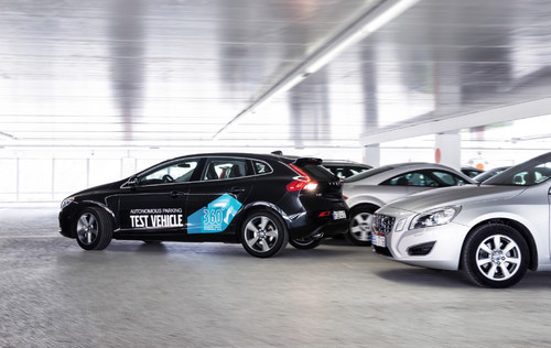 Volvo entwickelt das autonom einparkende Auto.