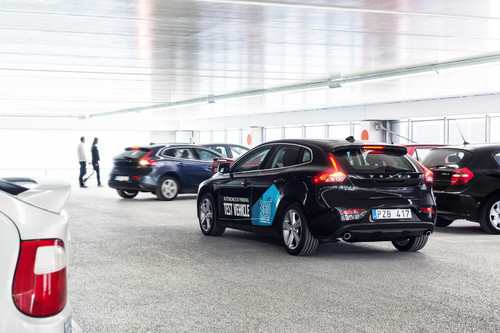 Volvo entwickelt das autonom einparkende Auto.