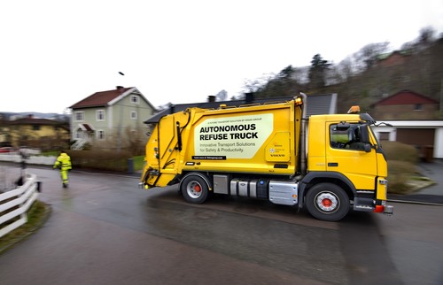 Volvo erprobt einen selbstfahrenden Müllwagen.