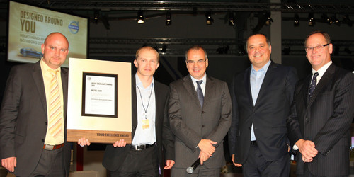 Volvo Excellence Award 2011 (von rechts): Doug Speck (Vorstand Vertrieb, Marketing und Customer Services), Bernhard Bauer (Geschäftsführer Volvo Deutschland) und Volvo-Chef Stefan Jacoby gratulieren Lars und Hendrik Mühlenhort.