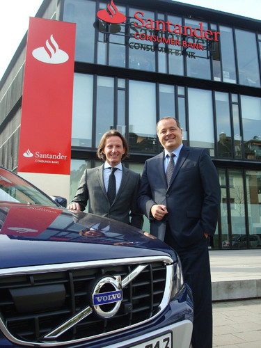 Volvo-Geschäftsführer Bernhard Bauer (rechts) und Thomas Hanswillemenke, Vorstand Vertrieb Kfz der Santander Consumer Bank.