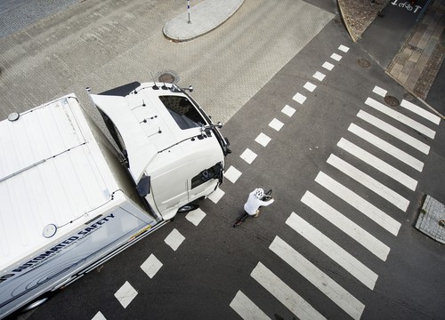 Volvo hat ein System entwickelt, das im Lkw alle 25 Millisekunden einen 360- Grad-Scan der Umgebung macht: Wenn der Fahrer nicht auf die vom System vorgeschlagenen Handlungen reagiert, kann das Lenk- oder Bremssystem selbstständig aktiviert werden.