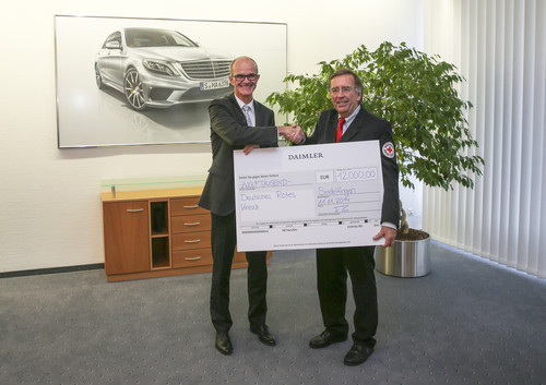 Von links: Dr. Willi Reiss, Standortverantwortlicher des Mercedes-Benz Werkes Sindelfingen übergibt einen Scheck an Michael Steindorfner, Präsident des DRK Kreisverbandes Böblingen.
