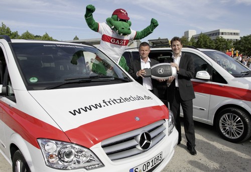 von links: Fritzle; Jochen Röttgermann, Geschäftsführer VfB Stuttgart Marketing GmbH; Felix Braun, Leiter Produkt- Marketing Mercedes-Benz Vans.