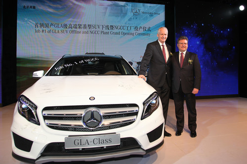 Von links: Hubertus Troska (Vorstandsmitglied der Daimler AG verantwortlich für Greater China) und Frank Deiss (Präsident und CEO von BBAC) bei der feierlichen Eröffnung des neuen Kompaktwagen-Werks in Peking, China mit dem ersten lokal produzierten GLA.