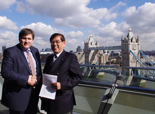 Von links: Kit Malthouse, Deputy Mayor of London for Business and Enterprise und Katsuhiko Hirose, Project General Manager Fuel Cell System Development, Energy Affairs Dept., TMC.