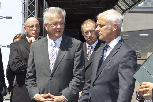 Von links: Konzernbetriebsratsvorsitzender Uwe Hück, Regierungschef Winfried Kretschmann, Wolfgang Leimgruber, Vorstand Produktion und Logistik sowie Matthias Müller, Vorstandsvorsitzender der Porsche AG.
