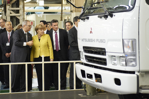 (von links nach rechts): Dr. Albert Kirchmann, Präsident & CEO Mitsubishi Fuso Truck and Bus Corporation und Head of Daimler Trucks Asia, Bundeskanzlerin Dr. Angela Merkel, sowie Dr. Wolfgang Bernhard, im Vorstand der Daimler AG verantwortlich für Daimler Trucks & Buses. 