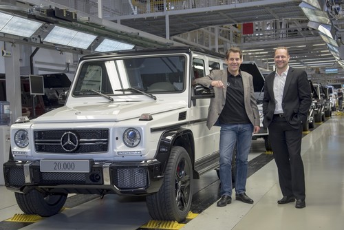 Von links nach rechts: Dr. Gunnar Güthenke, Leiter Produktbereich Geländewagen bei Mercedes-Benz und Kurt Bachmaier, General Manager Business Unit G - Magna Steyr Fahrzeugtechnik, mit dem Rekordfahrzeug.