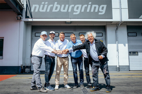 Von links: Wolfgang Schulz (Geschäftsführer CHRSN Sport GmbH), Ingo Böder (Geschäftsführer/CEO Nürburgring), Ralph Bahr (1. Vorsitzender CHRSN), Wolfgang Schratz (HMSC Wirtschafts-GmbH), Max Löhmer (Project Manager Nürburgring), Hubertus Graf von Dönhoff (Histomobil). Foto: AvD-Oldtimer-Grand-Prix / Gruppe C.