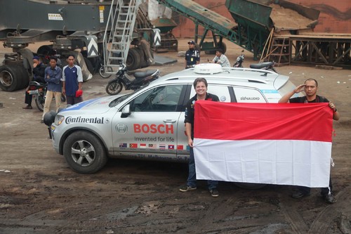 Von Melbounre nach St. Petersburg: Der Volkswagen Touareg von Rainer Zietlow erreicht Indonesien.
