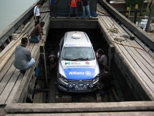 Von Melbounre nach St. Petersburg: Der Volkswagen Touareg von Rainer Zietlow wird auf ein Holzboot verladen.