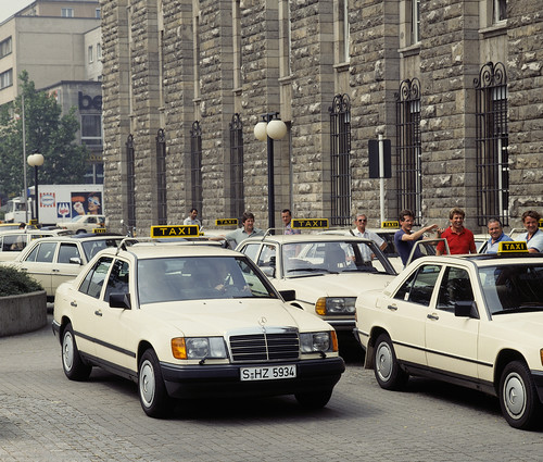 Vor 35 Jahren: Mercedes-Benz W124 als neue Mittelklasse: Besonders erfolgreich als Taxi, obwohl sich die Fahrer über den &quot;Bonanzeeffekt&quot; beklagten.